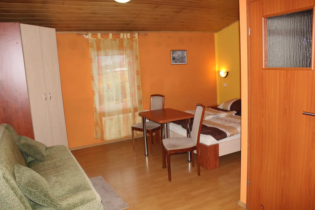 Zagroda Agroturystyczna Wiecha Mieroszow Exterior foto