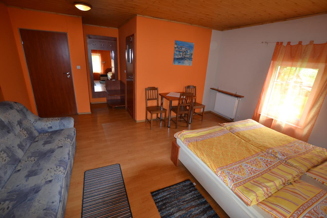 Zagroda Agroturystyczna Wiecha Mieroszow Exterior foto